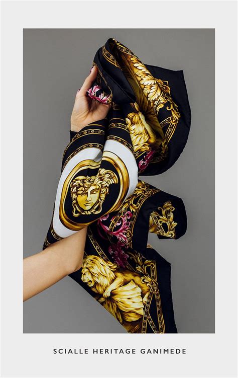 Bufandas y pañuelos para hombre Versace .